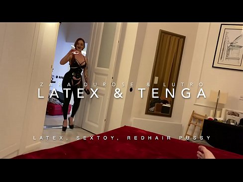 ❤️ Ngoanana e monyane ea nang le hlooho e khubelu ea apereng seaparo sa latex se kentsoeng ke ntate oa bobeli ️ ❌❤